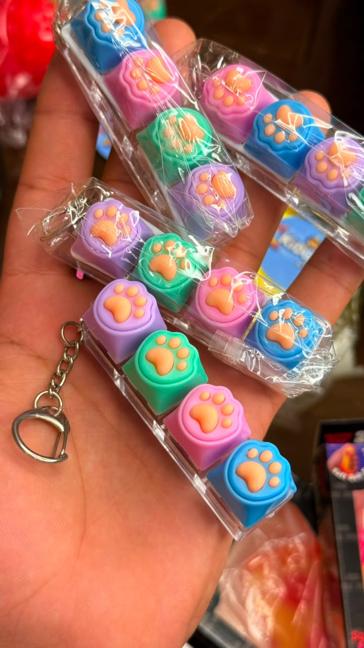 ميدالية فيدجيت كيبورد مخلب القط – لعبة ضغط مضادة للتوتر (Cat Paw Fidget Keychain)