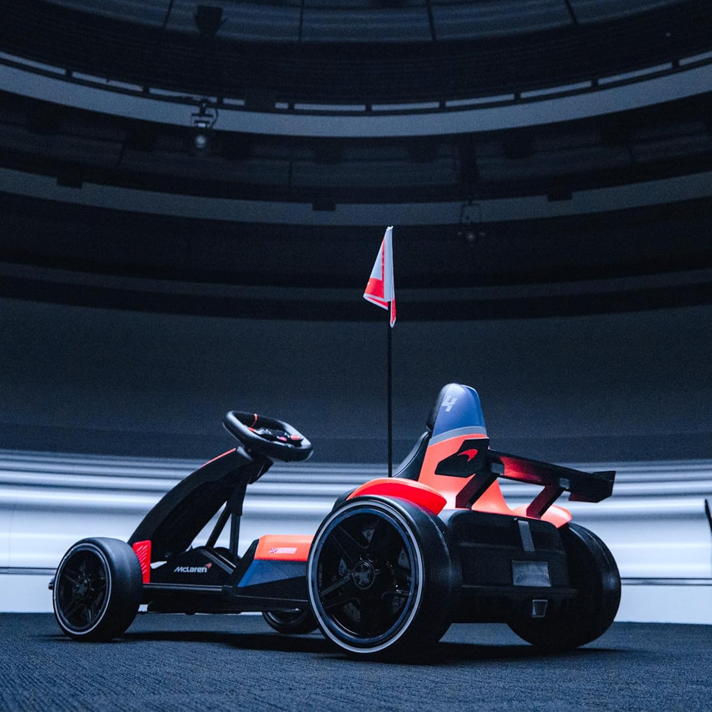 سيارة سباق كهربائية للأطفال بتصميم McLaren – دريفت، LED وموسيقى